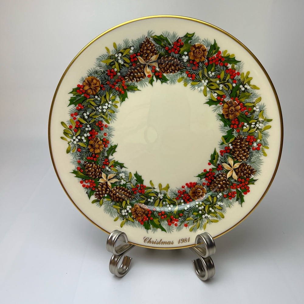 Lenox Colonial Christmas Wreath Series, Virginia, The First Colony Plate
